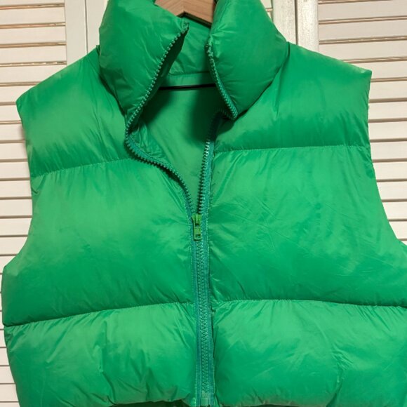Trendy Cropped Puffer Vest – Lightweight & Cozy for Any Season! - Picture 4 of 4